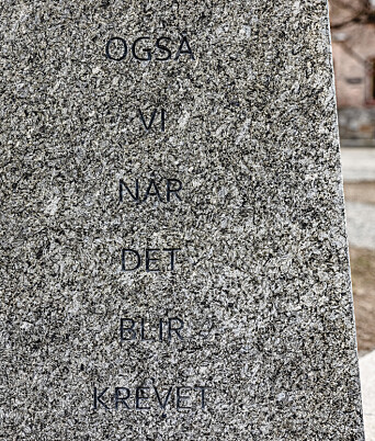 SYMBOLTUNGT: «Også vi, når det blir krevet» står innskrevet i bautaen. SYMBOLTUNGT: «Også vi, når det blir krevet» står innskrevet i bautaen.