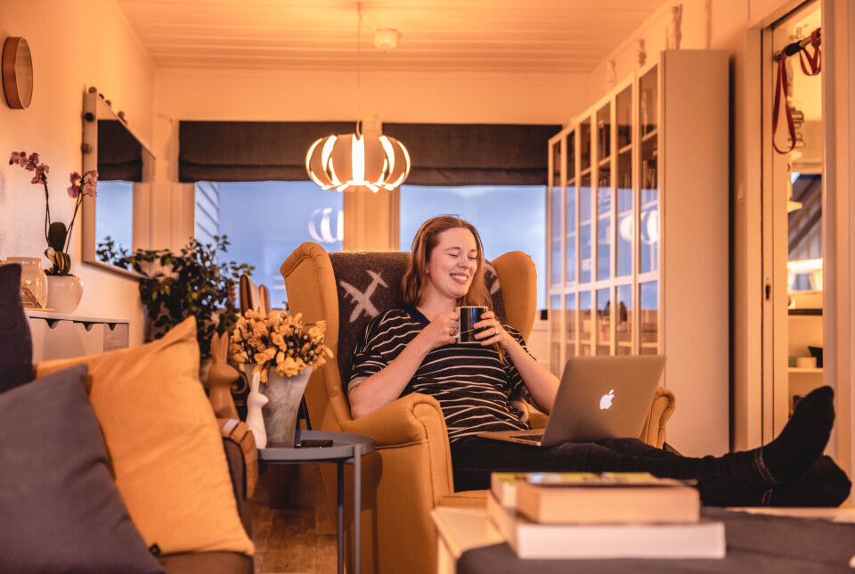 Kristin snakker med Hanna på FaceTime. Teppet er dekorert med arbeidsplassen til Kristin: Orion-fly.
