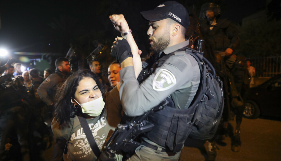 PROTEST: En palestinsk kvinne og en israelsk politimann. Palestinerne protesterer mot planlagte utkastelser av palestinske familier i nabolaget Sheikh Jarrah, øst i Jerusalem.