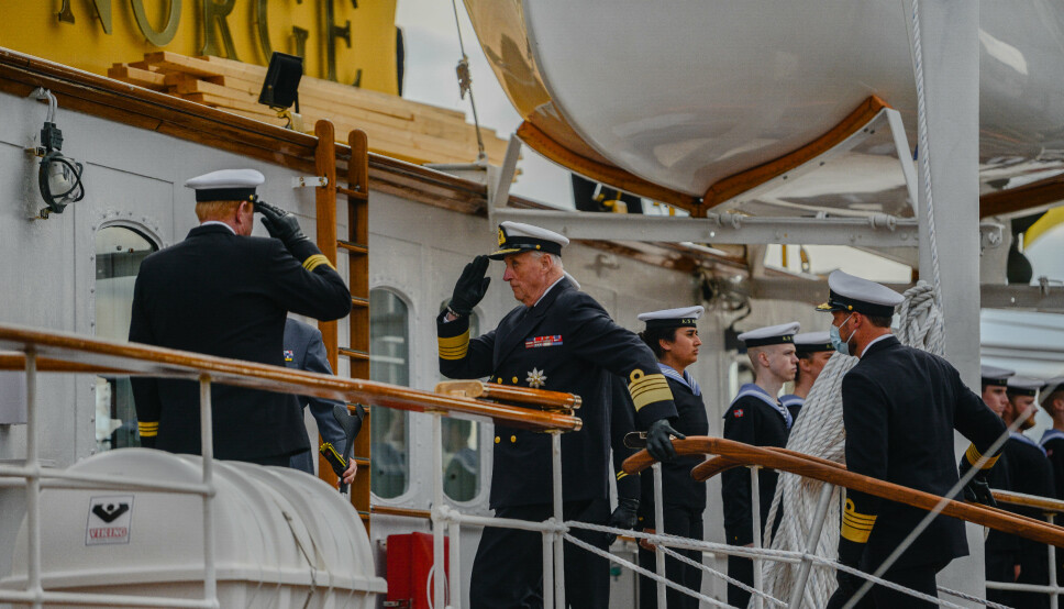 TATT IMOT: Kongen og Kronprinsen ble tatt imot av skipssjef, kommandørkaptein Geir Vidar Thorkildsen da de gikk om bord fra Filipstadkaia i Oslo havn.
