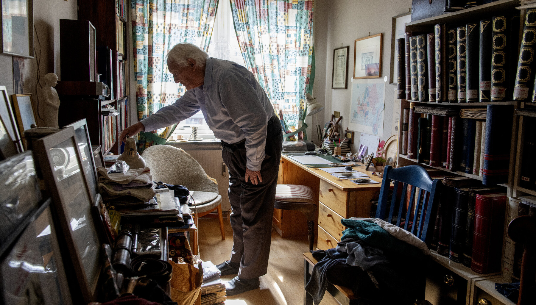 MINNER: På kontoret har Rathke samlet fotografier og artikler fra et langt liv. Han har holdt seg oppdatert på alt som skrives om ham og om veteranene fra Kompani Linge frem til i dag. Også bøkene som ikke får plass i bokhyllen i stuen, får plass her inne. MINNER: På kontoret har Rathke samlet fotografier og artikler fra et langt liv. Han har holdt seg oppdatert på alt som skrives om ham og om veteranene fra Kompani Linge frem til i dag. Også bøkene som ikke får plass i bokhyllen i stuen, får plass her inne.