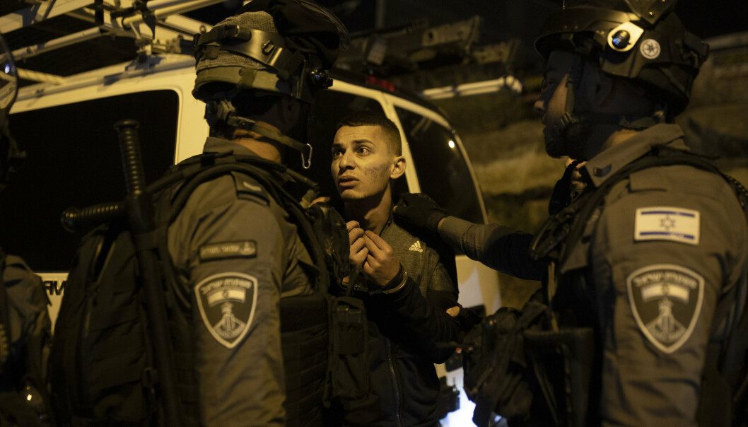 SHEIKH JARRAH: En palestinsk ungdom ber med israelsk politi etter at han ble arrestert ved en protest mot tvangsutkastelse av palestinske familier fra hjemmene sine i Sheikh Jarrah-området i Jerusalem, torsdag 6. mai 2021.