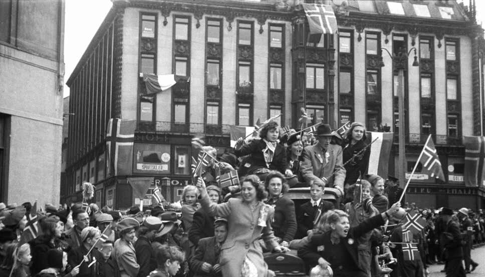 FRITT: Store folkemengder samlet seg j på Karl Johans gate i Oslo da Norge var fritt etter 2. verdenskrig