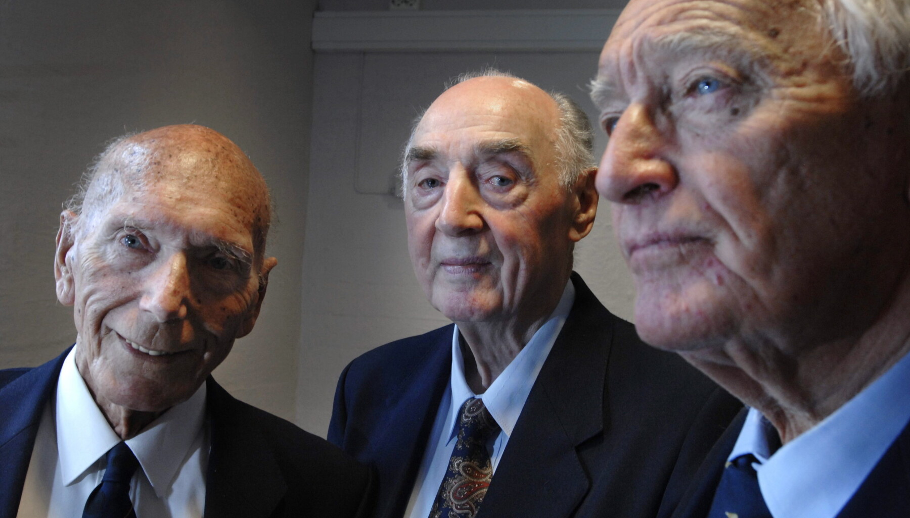 LINGEKLUBBEN: Rathke (t.h) og Strandheim sammen med Eilert Eilertsen, Linge-veteran og tidligere ordfører i Bergen. Alle tre har holdt kontakten med gamle krigskamerater via Lingeklubben. LINGEKLUBBEN: Rathke (t.h) og Strandheim sammen med Eilert Eilertsen, Linge-veteran og tidligere ordfører i Bergen. Alle tre har holdt kontakten med gamle krigskamerater via Lingeklubben.