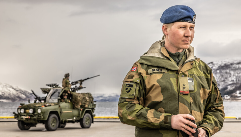 FORBEREDT: Trond Olsen leder CBRN-teamet på Grøtsund kai. Rundt halsen har han et apparat som måler mengden stråling han utsettes for.