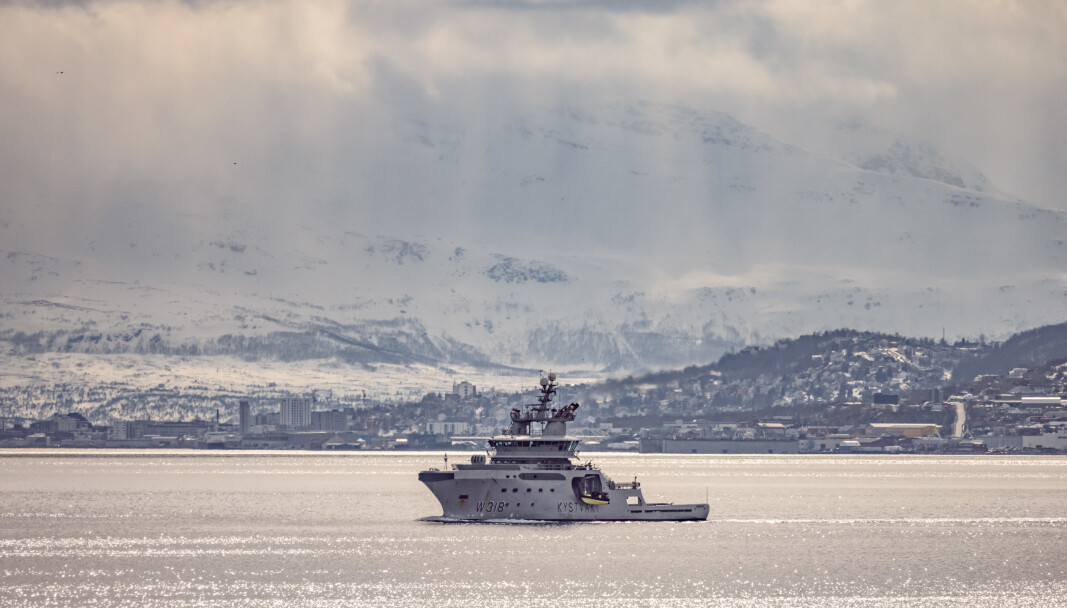 MARINE KAPASITETER: Også Sjøforsvaret bidrar til operasjonen i Grøtsund. Kystvakten skal bidra til å eskortere den amerikanske ubåten trygt til kai og skal sikre fra sjøsiden. Avbildet ser du KV Harstad på vei ut i Grøtsundet, med Tromsø i bakgrunnen. MARINE KAPASITETER: Også Sjøforsvaret bidrar til operasjonen i Grøtsund. Kystvakten skal bidra til å eskortere den amerikanske ubåten trygt til kai og skal sikre fra sjøsiden. Avbildet ser du KV Harstad på vei ut i Grøtsundet, med Tromsø i bakgrunnen.