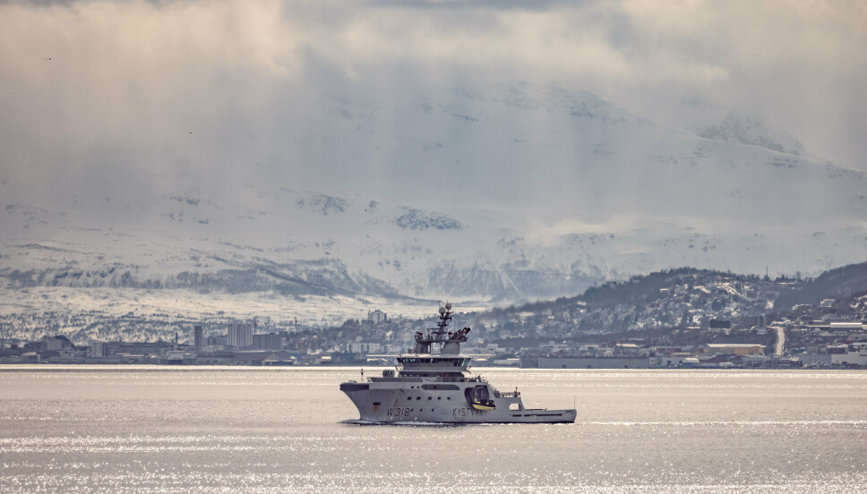 MARINE KAPASITETER: Også Sjøforsvaret bidrar til operasjonen i Grøtsund. Kystvakten skal bidra til å eskortere den amerikanske ubåten trygt til kai og skal sikre fra sjøsiden. Avbildet ser du KV Harstad på vei ut i Grøtsundet, med Tromsø i bakgrunnen.