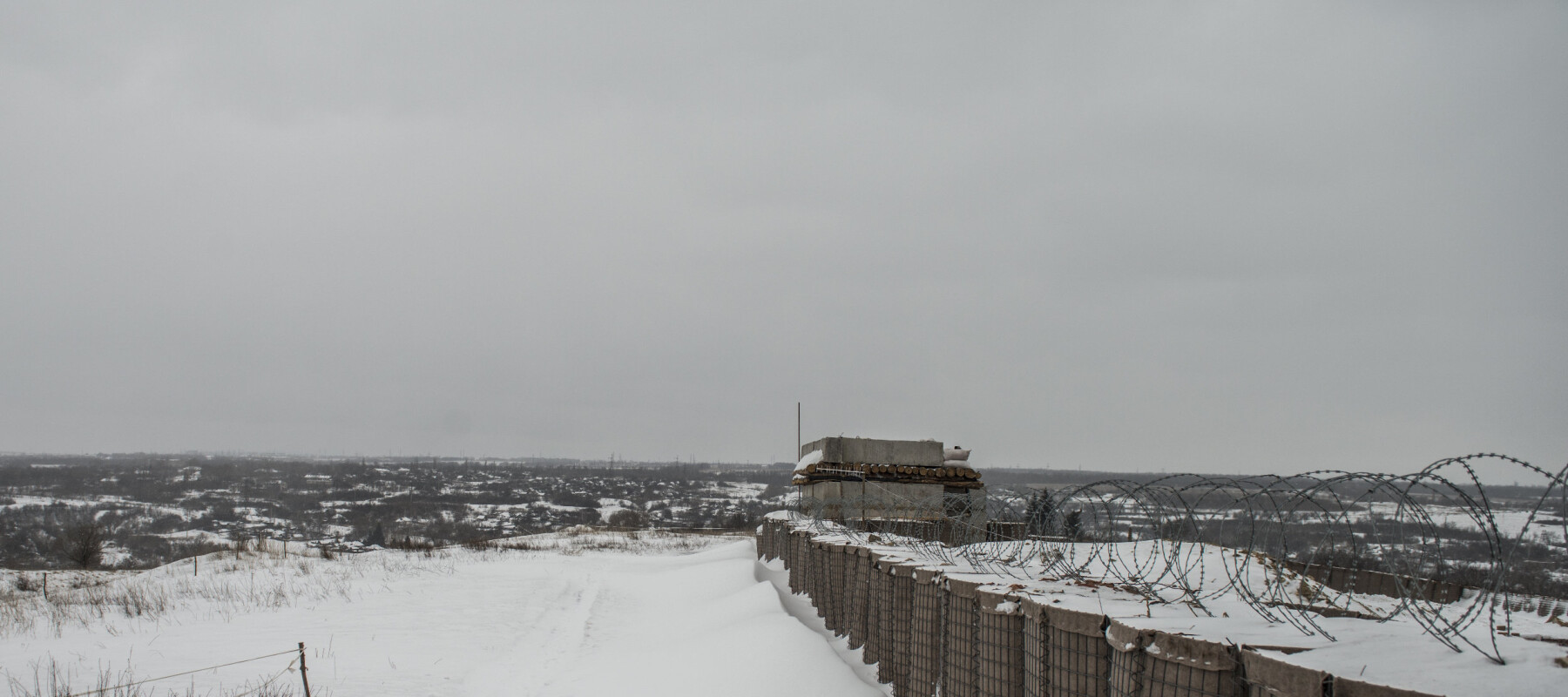 Østfronten. En norsk generalløytnant (Arne Bård Dalhaug) passer på våpenhvilen i Øst-Ukraina. Den brytes hver dag. Organisasjonen for sikkerhet og samarbeid i Europa (OSSE) har 700 observatører i Øst-Ukraina – på begge sider av frontlinja. 20 er norske. Østfronten. En norsk generalløytnant (Arne Bård Dalhaug) passer på våpenhvilen i Øst-Ukraina. Den brytes hver dag. Organisasjonen for sikkerhet og samarbeid i Europa (OSSE) har 700 observatører i Øst-Ukraina – på begge sider av frontlinja. 20 er norske.