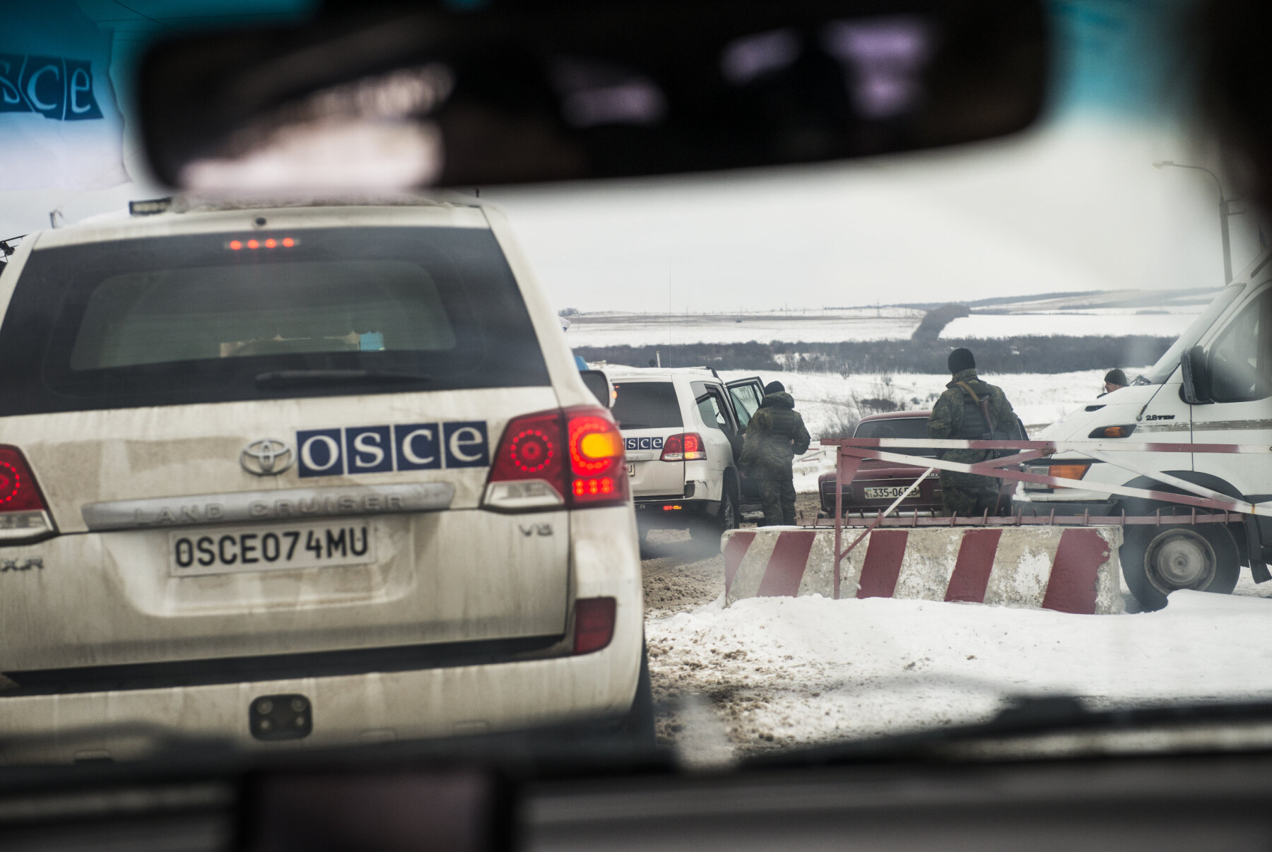 Observatører fra OSSE er på vei gjennom det siste sjekkpunktet på ukrainsk-kontrollert side. Neste punkt tilhører opprørssoldatene.
Østfronten. En norsk generalløytnant (Arne Bård Dalhaug) passer på våpenhvilen i Øst-Ukraina. Den brytes hver dag. Organisasjonen for sikkerhet og samarbeid i Europa (OSSE) har 700 observatører i Øst-Ukraina – på begge sider av frontlinja. 20 er norske. Observatører fra OSSE er på vei gjennom det siste sjekkpunktet på ukrainsk-kontrollert side. Neste punkt tilhører opprørssoldatene.
Østfronten. En norsk generalløytnant (Arne Bård Dalhaug) passer på våpenhvilen i Øst-Ukraina. Den brytes hver dag. Organisasjonen for sikkerhet og samarbeid i Europa (OSSE) har 700 observatører i Øst-Ukraina – på begge sider av frontlinja. 20 er norske.