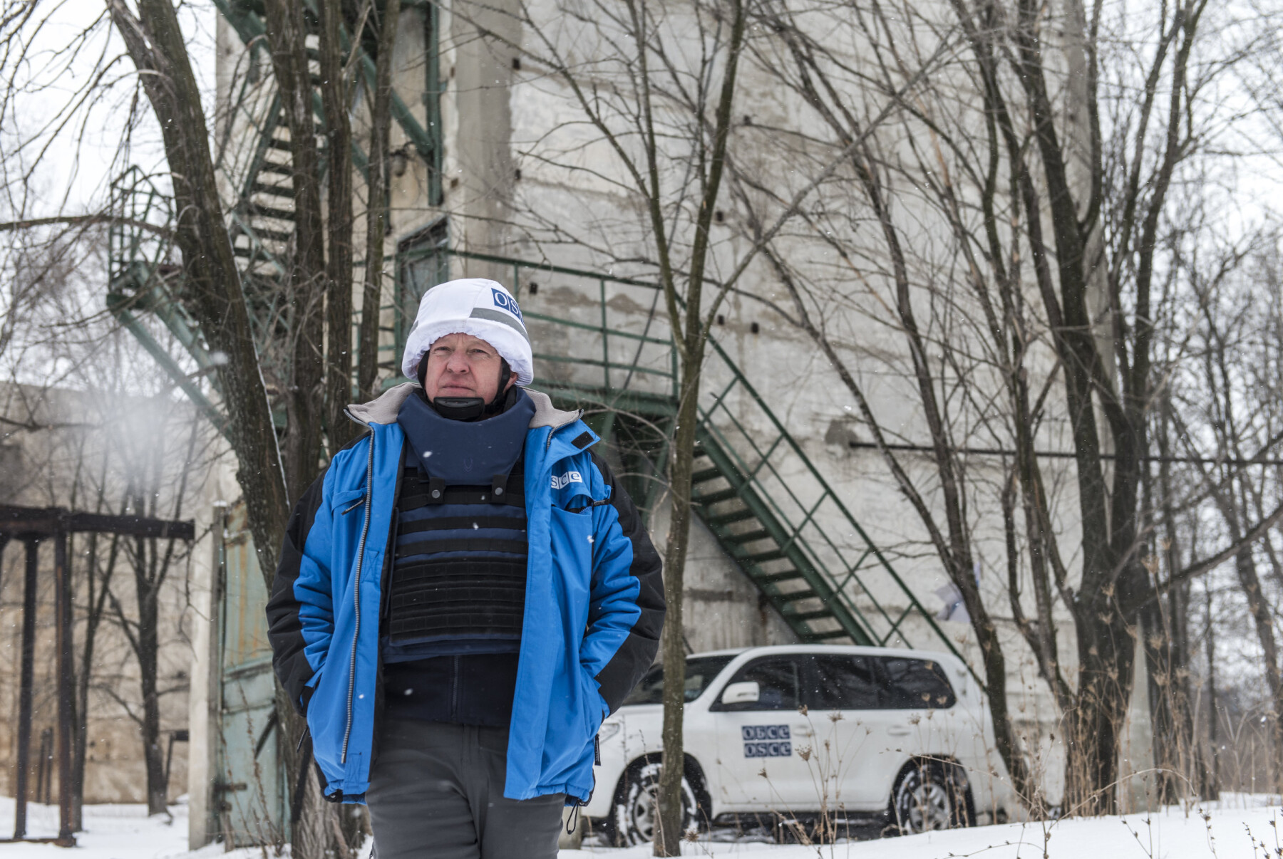 Østfronten. En norsk generalløytnant (Arne Bård Dalhaug) passer på våpenhvilen i Øst-Ukraina. Den brytes hver dag. Organisasjonen for sikkerhet og samarbeid i Europa (OSSE) har 700 observatører i Øst-Ukraina – på begge sider av frontlinja. 20 er norske. Østfronten. En norsk generalløytnant (Arne Bård Dalhaug) passer på våpenhvilen i Øst-Ukraina. Den brytes hver dag. Organisasjonen for sikkerhet og samarbeid i Europa (OSSE) har 700 observatører i Øst-Ukraina – på begge sider av frontlinja. 20 er norske.