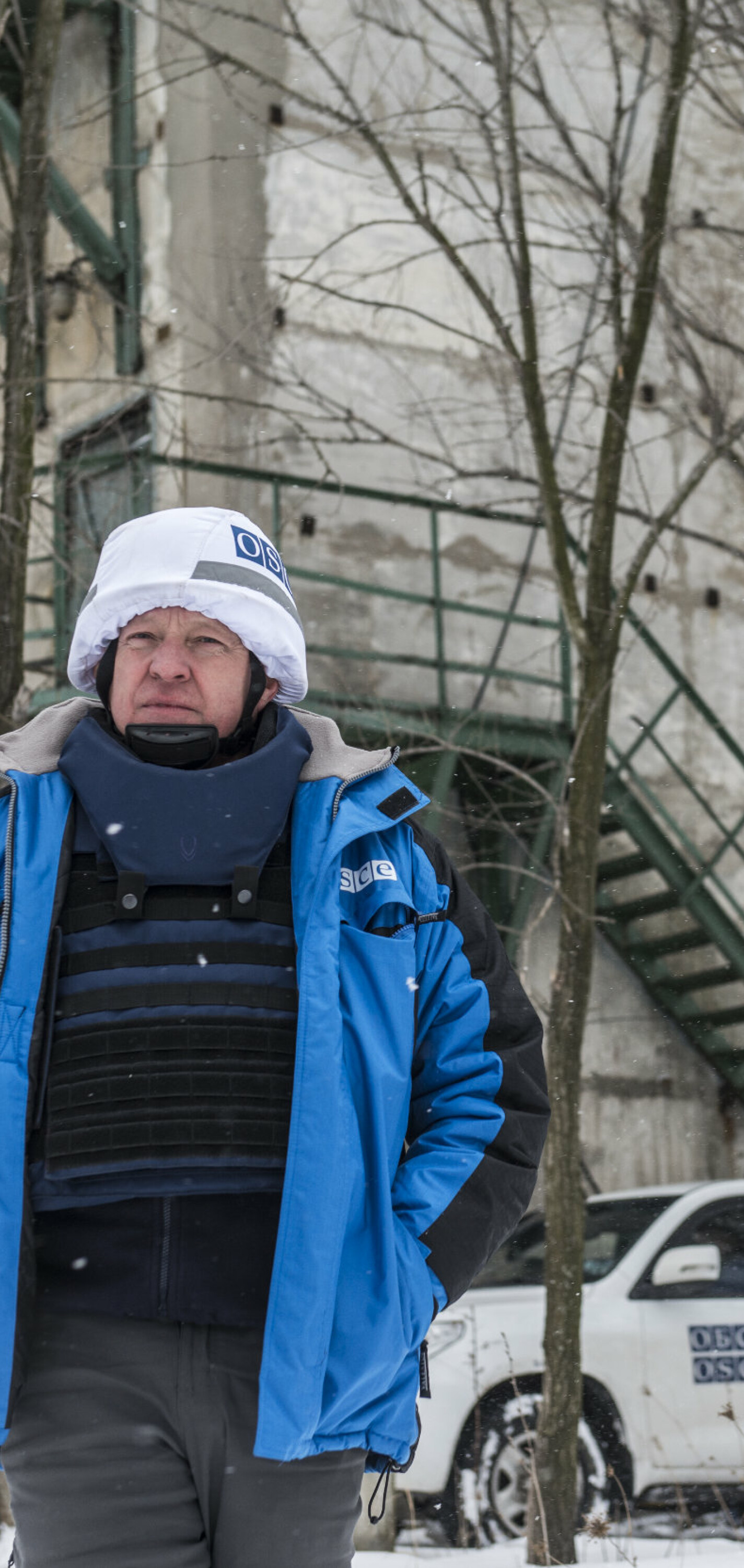 Østfronten. En norsk generalløytnant (Arne Bård Dalhaug) passer på våpenhvilen i Øst-Ukraina. Den brytes hver dag. Organisasjonen for sikkerhet og samarbeid i Europa (OSSE) har 700 observatører i Øst-Ukraina – på begge sider av frontlinja. 20 er norske.