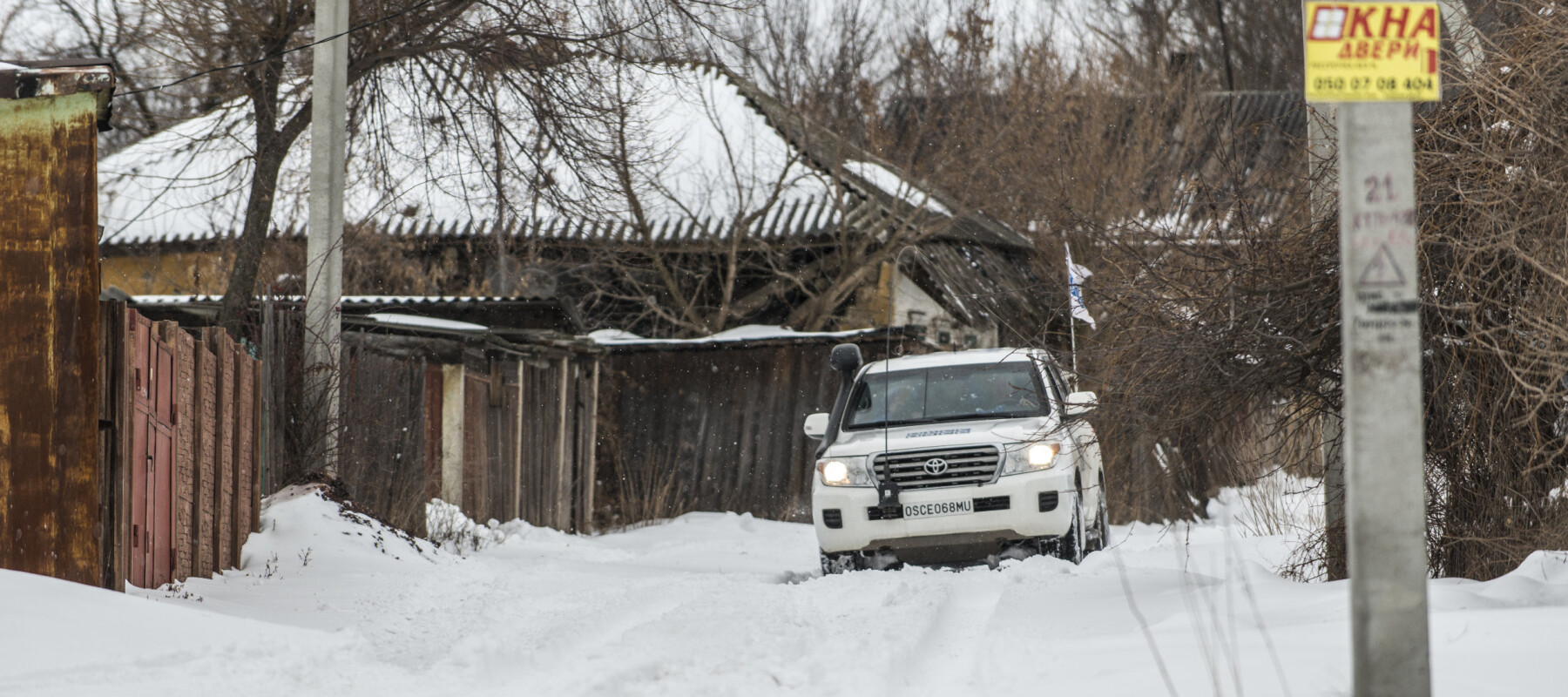 Flere tusen bor i det som kalles gråsonen – den smale landstripa mellom ukrainske styrker og opprørsstyrker. 100 bor i denne landsbyen: Katerynivka.
Østfronten. En norsk generalløytnant (Arne Bård Dalhaug) passer på våpenhvilen i Øst-Ukraina. Den brytes hver dag. Organisasjonen for sikkerhet og samarbeid i Europa (OSSE) har 700 observatører i Øst-Ukraina – på begge sider av frontlinja. 20 er norske. Flere tusen bor i det som kalles gråsonen – den smale landstripa mellom ukrainske styrker og opprørsstyrker. 100 bor i denne landsbyen: Katerynivka.
Østfronten. En norsk generalløytnant (Arne Bård Dalhaug) passer på våpenhvilen i Øst-Ukraina. Den brytes hver dag. Organisasjonen for sikkerhet og samarbeid i Europa (OSSE) har 700 observatører i Øst-Ukraina – på begge sider av frontlinja. 20 er norske.