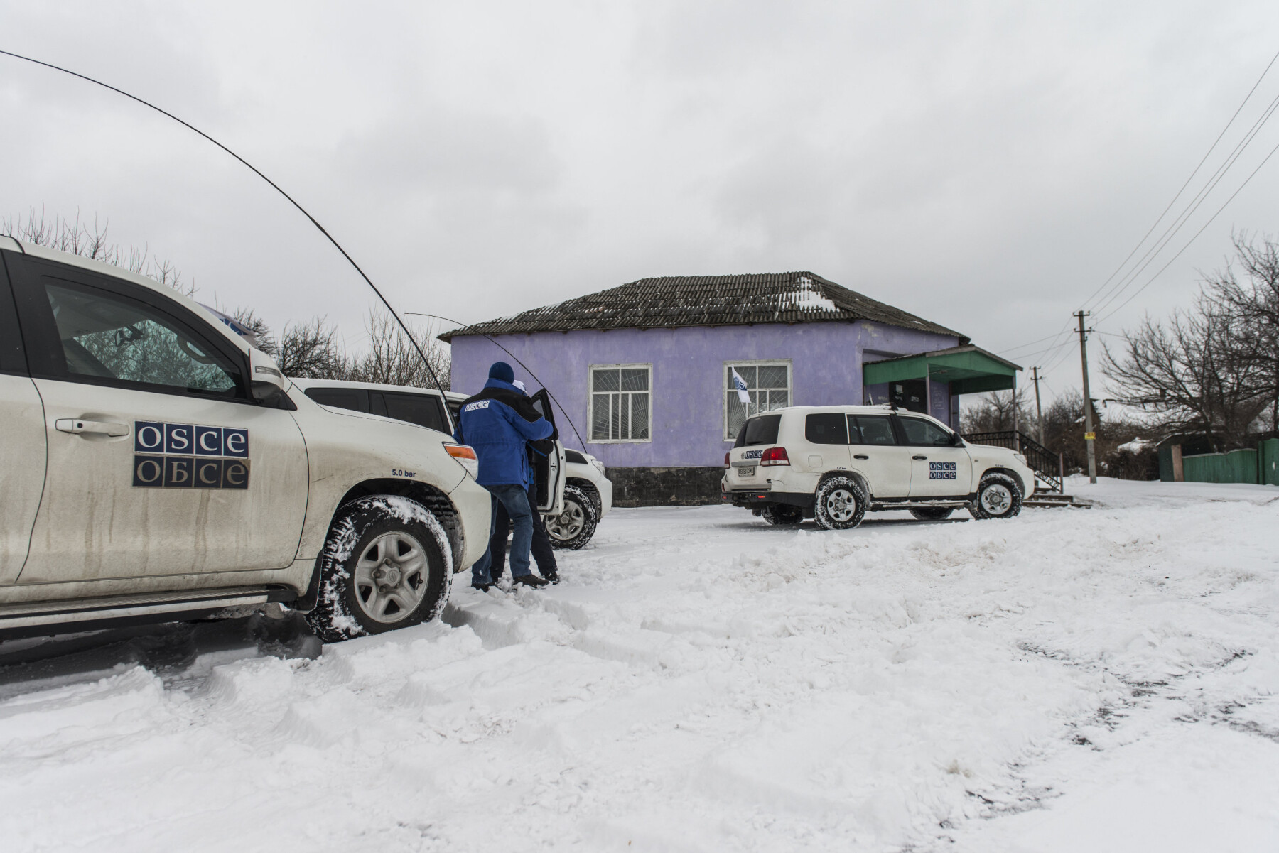Østfronten. En norsk generalløytnant (Arne Bård Dalhaug) passer på våpenhvilen i Øst-Ukraina. Den brytes hver dag. Organisasjonen for sikkerhet og samarbeid i Europa (OSSE) har 700 observatører i Øst-Ukraina – på begge sider av frontlinja. 20 er norske. Østfronten. En norsk generalløytnant (Arne Bård Dalhaug) passer på våpenhvilen i Øst-Ukraina. Den brytes hver dag. Organisasjonen for sikkerhet og samarbeid i Europa (OSSE) har 700 observatører i Øst-Ukraina – på begge sider av frontlinja. 20 er norske.