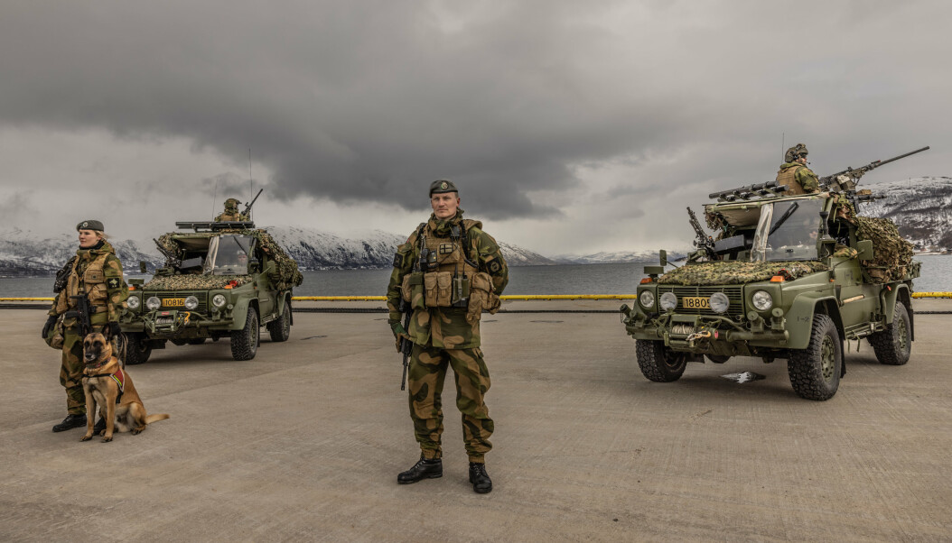 CLAYMORE: Soldater fra HV-16s innsatsstyrke står for vaktholdet. Nestlagfører Anders Wang i midten.