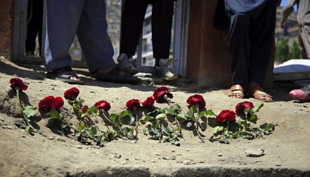 ANGREP: Folk i Kabul har lagt ned roser til minne om jentene som ble drept i terrorangrepet mot en skole lørdag. Over 60 mennesker ble drept, de fleste var jenter på vei ut fra skolen. ANGREP: Folk i Kabul har lagt ned roser til minne om jentene som ble drept i terrorangrepet mot en skole lørdag. Over 60 mennesker ble drept, de fleste var jenter på vei ut fra skolen.