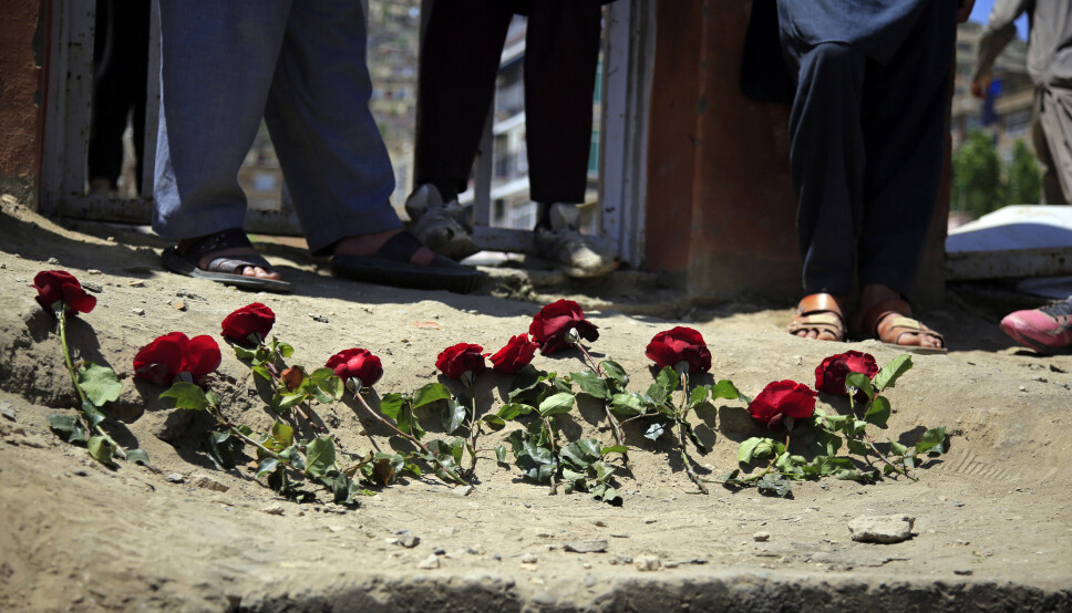 ANGREP: Folk i Kabul har lagt ned roser til minne om jentene som ble drept i terrorangrepet mot en skole lørdag. Over 60 mennesker ble drept, de fleste var jenter på vei ut fra skolen.