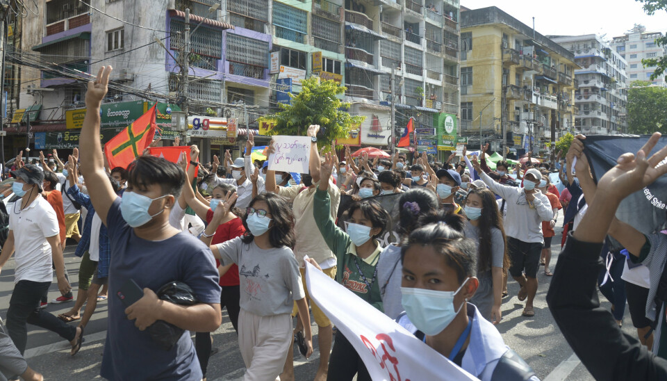 DEMONSTRERER: Militærjuntaens kupp i Myanmar har skapt stor misnøye. Bildet viser demonstranter som marsjererte i Yangon torsdag i forrige uke