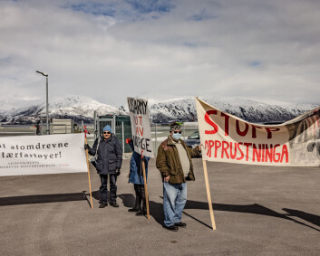 Amerikansk ubåt møtt av demonstranter i Grøtsund