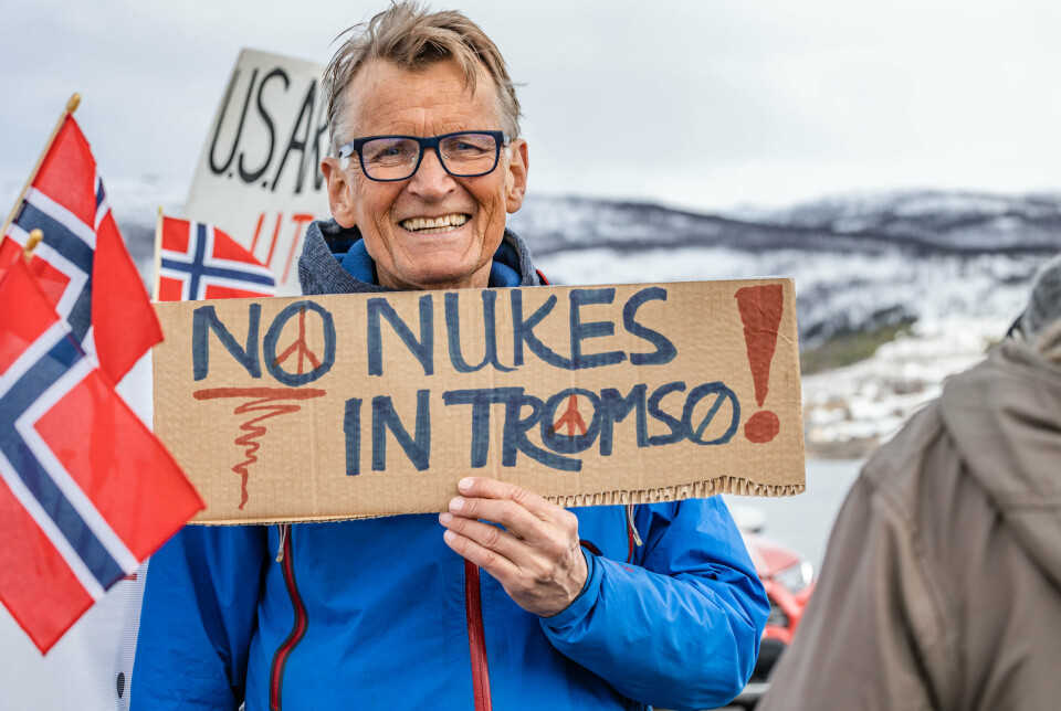 PÅSTANDER: Motstanderne av at Norge slutter seg til et atomvåpenforbud fremmer feilaktige påstander, skriver innleggsforfatterene. Her ser vi Mads Gilbert under en demonstrasjon utenfor Tromsø.