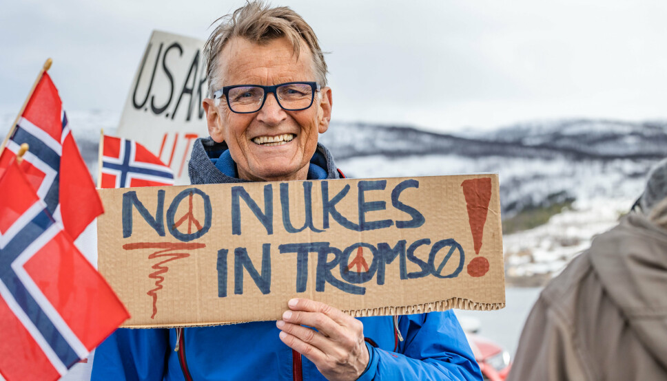 DEMONSTRERER: Mads Gilbert under en demonstrasjon mot at en amerikansk atomdrevet ubåt skal legge til i Grøtsund havn utenfor Tromsø.