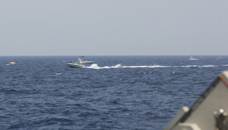BEVÆPNET: En av de 13 iranske båtene som ifølge den amerikanske marinen beveget seg utrygt rundt amerikanske krigsskip i Hormuzstredet. Båten er bevæpnet med maskingevær.