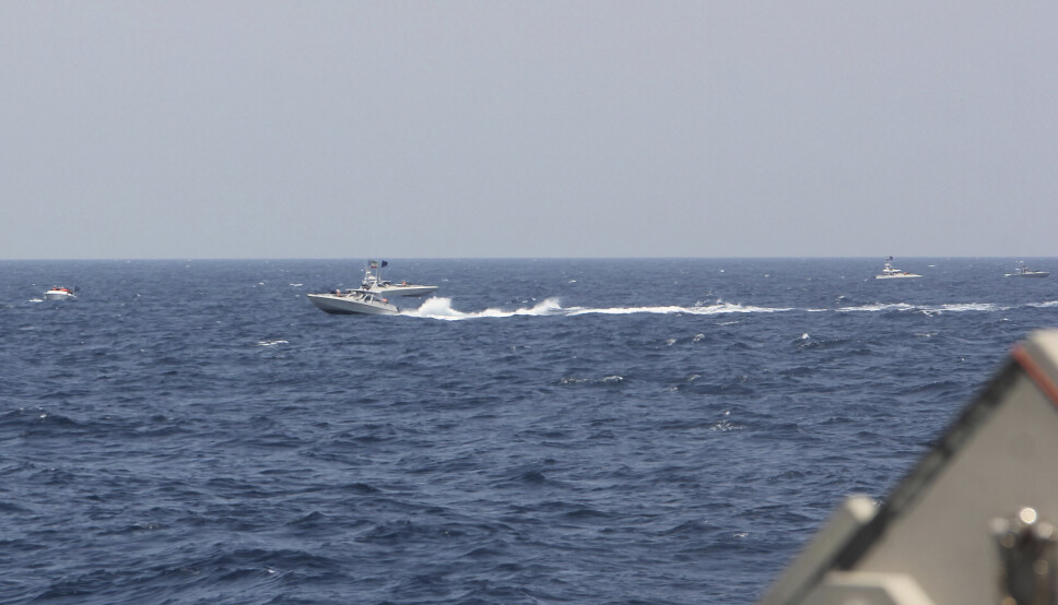 BEVÆPNET: En av de 13 iranske båtene som ifølge den amerikanske marinen beveget seg utrygt rundt amerikanske krigsskip i Hormuzstredet. Båten er bevæpnet med maskingevær.