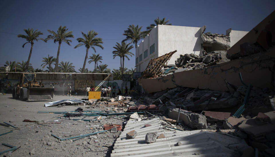OPPRYDDING: Palestinere rydder opp restene etter israelske angrep.