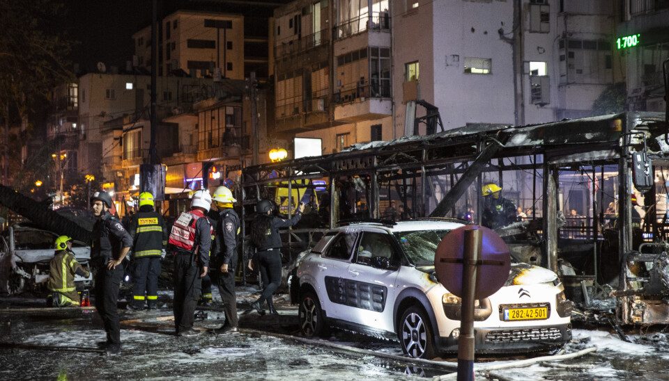 RAKETTER: Brannmannskaper i byen Holon utenfor Tel Aviv etter at raketter fra Gaza var blitt avfyrt natt til onsdag.