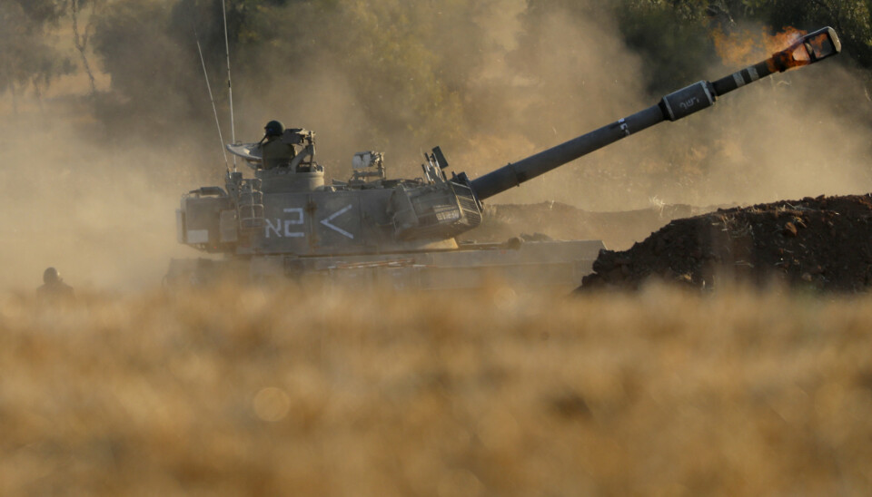 SKYTER: Israelsk stridsvogn på grensen til Gazastripen, torsdag 13. mai.