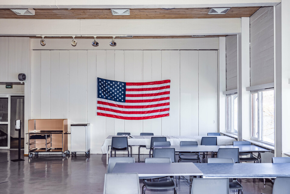 FLAGG: Et av tegnene på at det faktisk var amerikanske soldater på Olavsvern, er flagget som er hengt opp i spisemessen. Foto: Krister Sørbø, Forsvarets forum