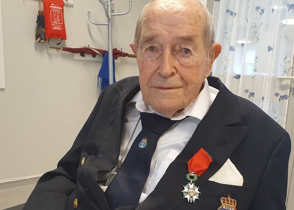 FIKK UTSTEDT DØDSATTEST: Monrad Mosberg (103) var om bord i KNM «Svenner» som ble torpedert på D-dagen utenfor kysten av Normandie. Alle trodde 26-åringen var død – til han troppet opp på Sjøforsvarets overkommando i London.