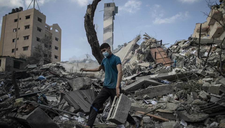 RUINER: En palestinsk mann i ruinene av et høyhus som ble rammest av et israelsk luftangrep.