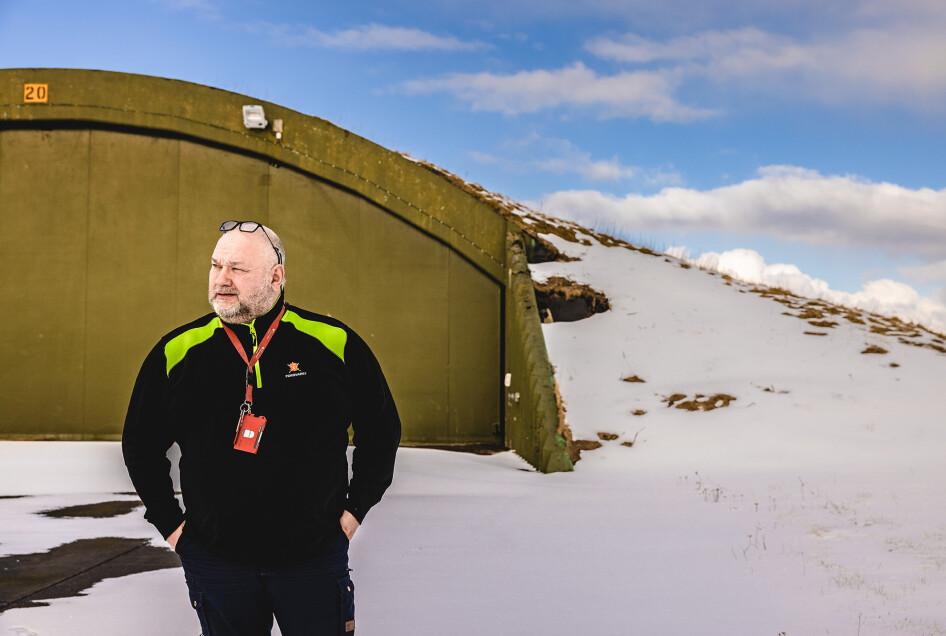 Geir Bringsli står der hvor gården til besteforeldrene og huset til foreldrene var.