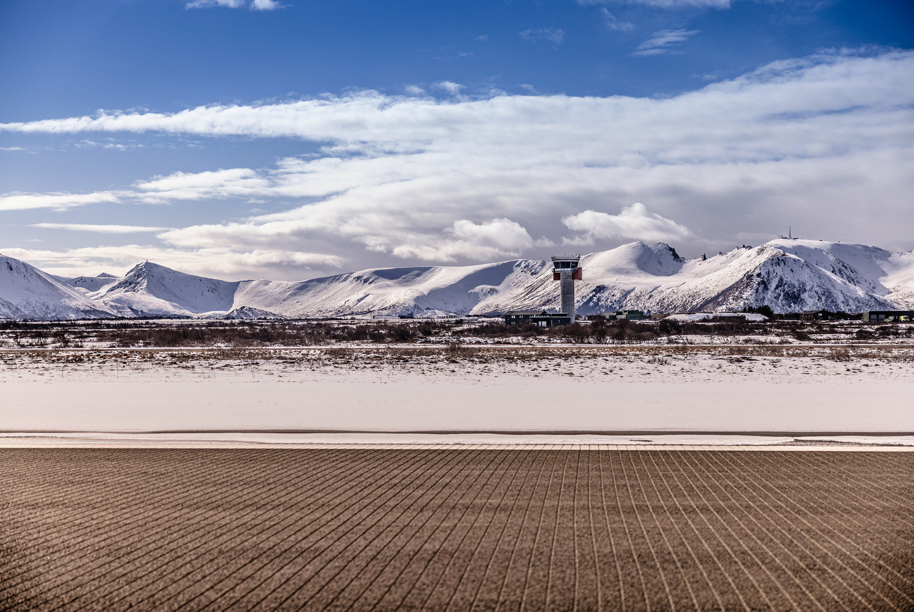 For at fly skal lande på Andøya må flystasjonen sørge for svart rullebane. Det er krevende når været skifter ofte.
