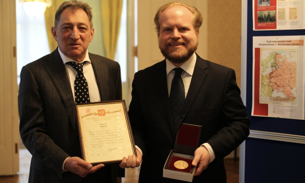 OVERREKKELSE: Russlands ambassadør (t.v) sammen med Håkon O. V. Vinje. OVERREKKELSE: Russlands ambassadør (t.v) sammen med Håkon O. V. Vinje.