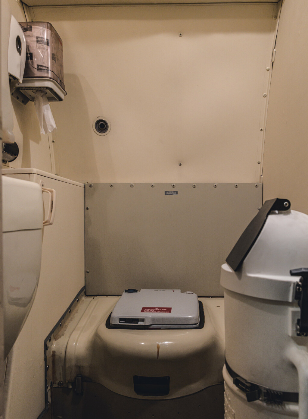 PISSEPOTTA: I de norske Orion-flyene er det installert toalett (portapotti) i tillegg til «pissepotta» som mennene bruker.