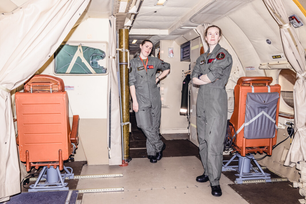 BEKLEDNING: Mannskapet om bord bruker flightsuit når de er ute og flyr. Det er et plagg som må helt av på overkroppen når kvinnene skal tisse. Runa (t.v.) og Kristin. BEKLEDNING: Mannskapet om bord bruker flightsuit når de er ute og flyr. Det er et plagg som må helt av på overkroppen når kvinnene skal tisse. Runa (t.v.) og Kristin.