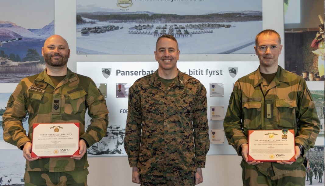 MEDALJE: Mats Randers (t.v) og Kenneth Hol (t.h) fikk tildelt Navy and Marine Corps Achievement Medal. MEDALJE: Mats Randers (t.v) og Kenneth Hol (t.h) fikk tildelt Navy and Marine Corps Achievement Medal.