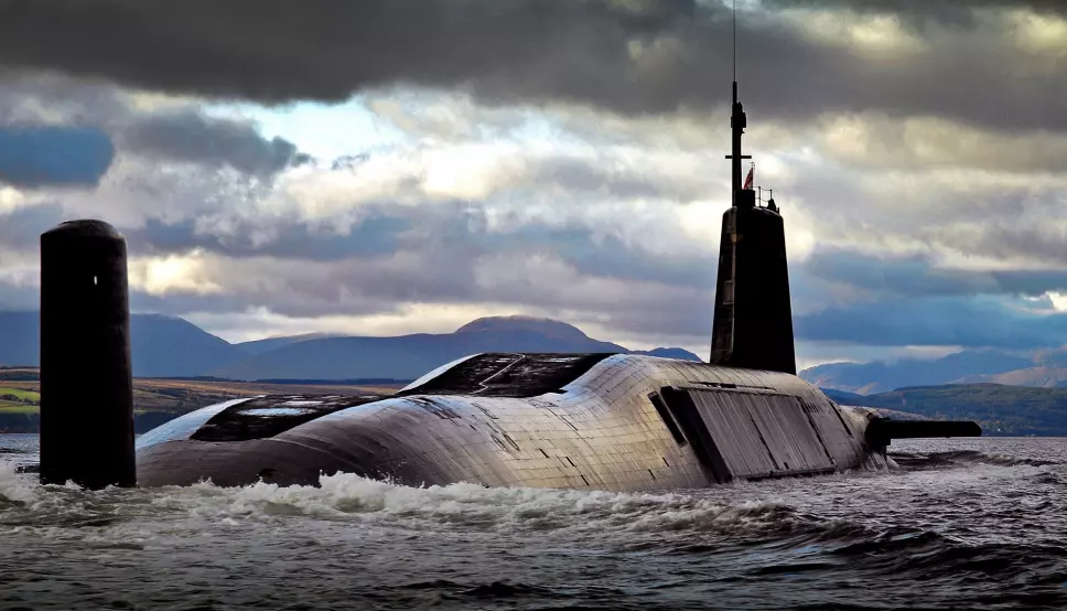 AVSKREKKING: HMS Vengeance, en av Storbritannias fire ubåter i Vanguard-klassen, på vei til sin hjemmehavn HMNB Clyde etter å ha fullført en øvelse i 2015.