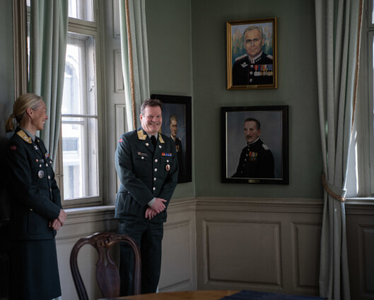 To sjefer fra Krigsskolen beæret med portretter