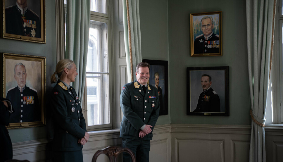 TRADISJON TRO: Ingrid Gjerde (t.v) og Erlend Bekkestad (t.h) omringet av portrettene av gamle skolesjefer ved Krigsskolen. Onsdag var det Gjerde og Bekkestads tur.