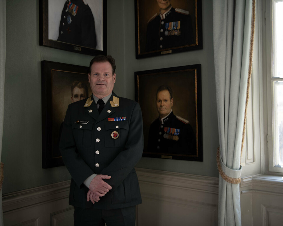 SJEF: Tidligere sjef Krigsskolen (2016-19)Erlend Bekkestad sammen med sitt maleri. Foto: Sunniva Berggreen Kaalaas.