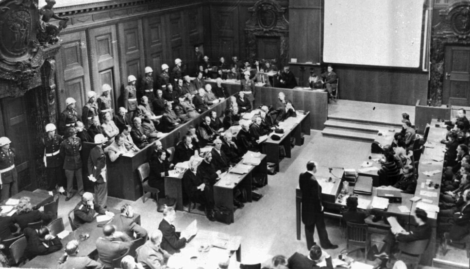 NÛRNBERG: Aktor Robert Jackson snakker under Nürnberg-prosessene 21. november 1945. De tiltalte sitter til venstre. (AP/Pool)