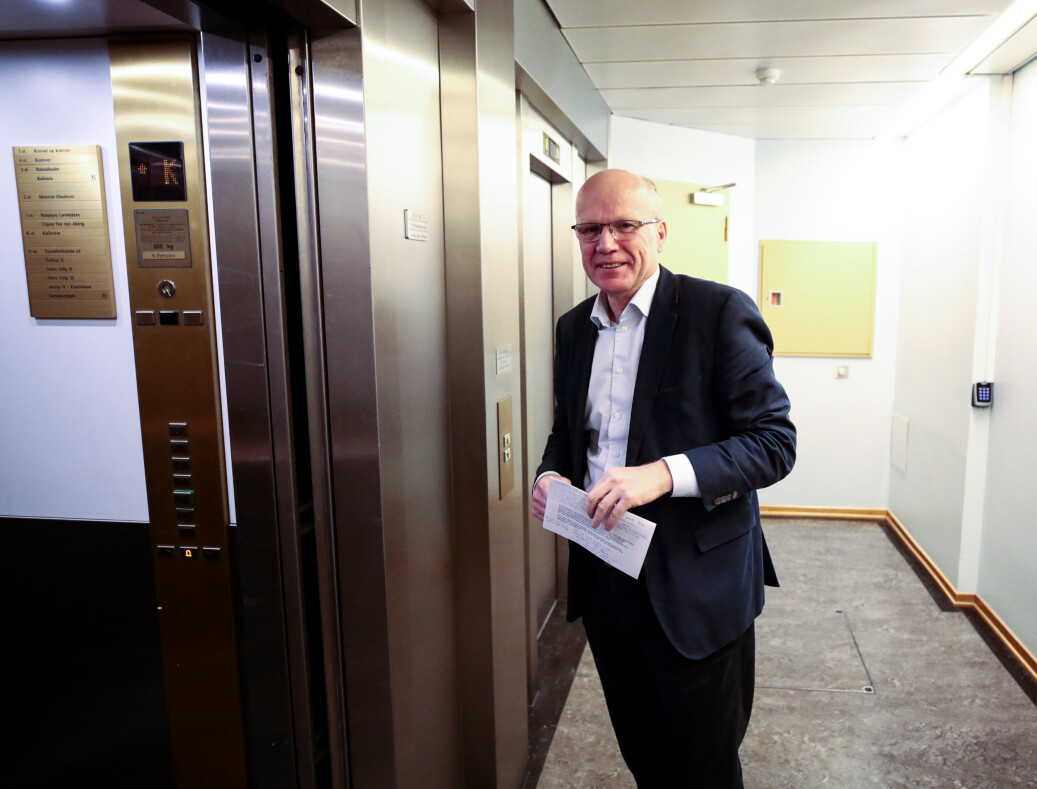 FORLANGER SVAR: Hårek Elvenes stiller spørsmål til forsvarsminister Bjørn Arild Gram om snikfilmingen av en kvinnelig soldat FORLANGER SVAR: Hårek Elvenes stiller spørsmål til forsvarsminister Bjørn Arild Gram om snikfilmingen av en kvinnelig soldat