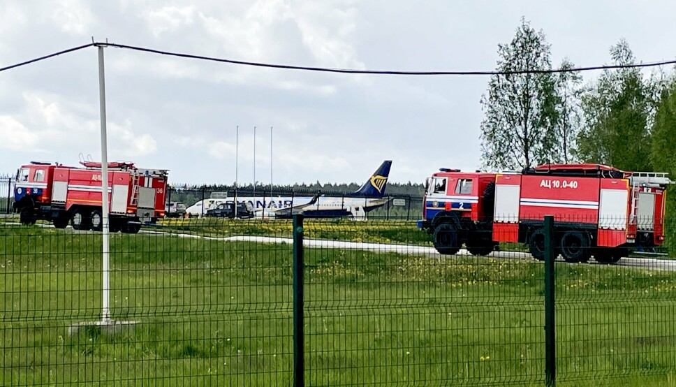 TVUNGET NED: Her er Ryanair-flyet av typen Boeing 737-8AS med registreringsnummer FR4978 på bakken på Minsk internasjonale lufthavn. Senere søndag kveld fikk flyet tatt av igjen, og fortsette ferden mot Vilnius i Litauen.