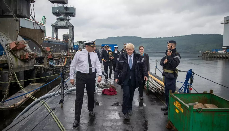 UBÅT-BESØK: Storbritannias statsminister Boris Johnson på besøk til orlogsstasjonen HMNB Clyde i 2019, hvor han fikk omvisning på en av landets fire atomdrevne undervannsbåter av Vanguard-klassen, som har base der og er utstyrt med Trident D5 atommissiler