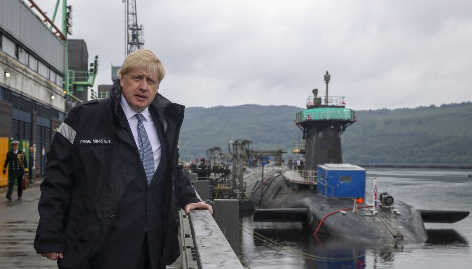 ATOMMAKT: Boris Johnson avbildet foran en ubåt i Vanguard-klassen. Hver ubåt kan bevæpnes med 16 Trident II interkontinentale ballistiske missiler (ICBM) med kjernefysiske stridshoder. Vanguard-klassen er den tredje største ubåtklassen i verden, etter den russiske Typhoon og den amerikanske Ohio.