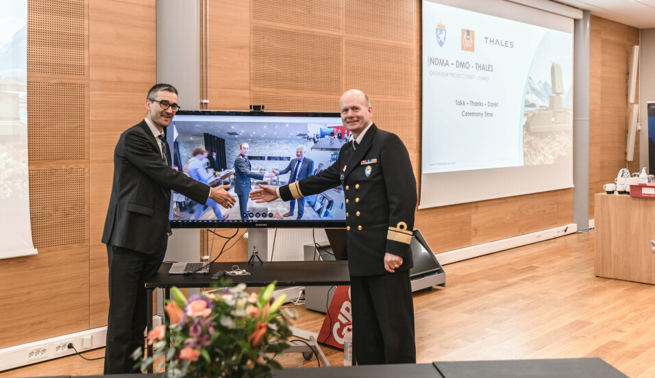 DIGITALT: Kontreadmiral Bjørge Aase (t.h.) og Nils Toverud (t.v.) i Thales Norge tar et digitalt håndavtrykk med sine samarbeidspartnere i Nederland.