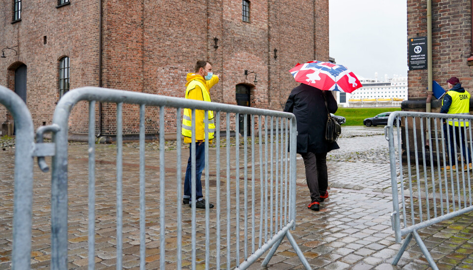 VAKSINERES: Sperringer og vakter utenfor bygningen på Akershus festning der samfunnskritisk nøkkelpersonell blir vaksinert mot Covid-19.