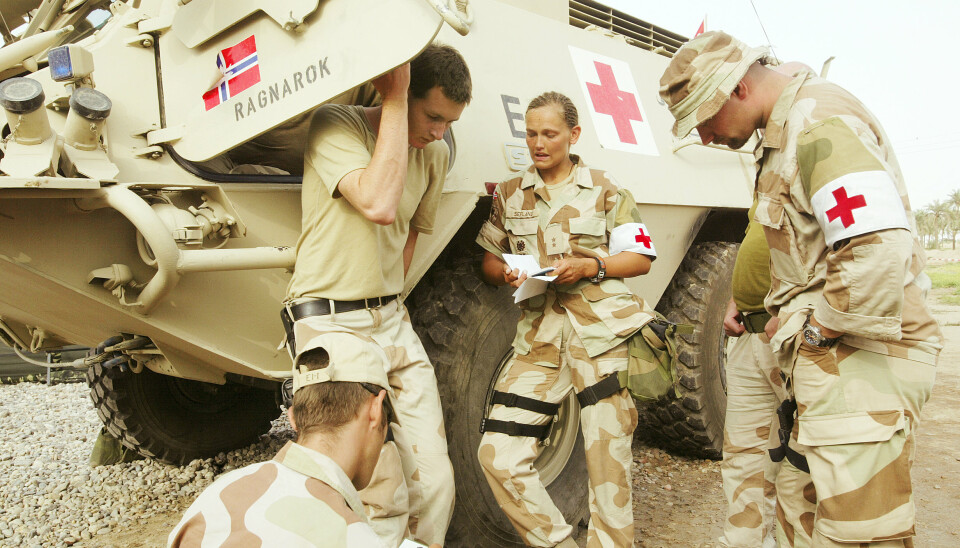 IRAK: Noe så enkelt som å gå på do kan være utfordrende når man er deployert til utlandet. Her er Vibeke Sefland i Irak.